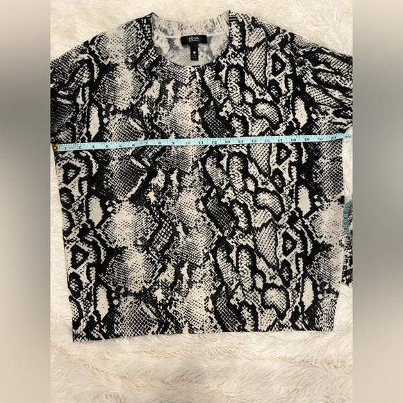 Aqua 100% Cashmere Snakeskin Print Crewneck Sweater Size Medium NWT - Picture 10 of 10